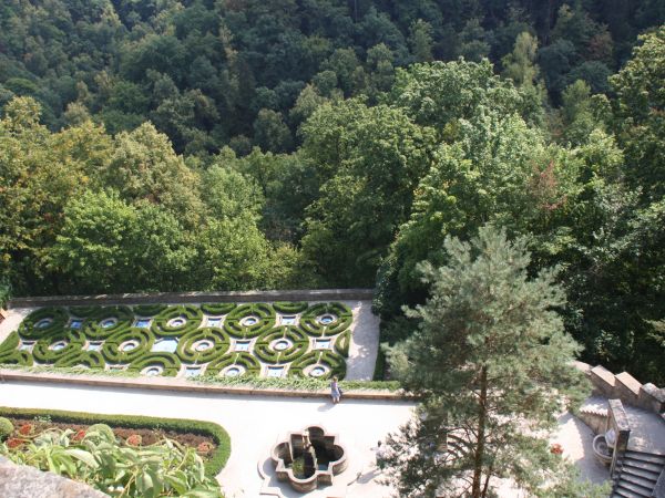 platformy tarasów z fragmentami ogrodów pałacowych - tu jeszcze fontanna, zaś po prawej obramowane stylistycznie ujęcie wody.