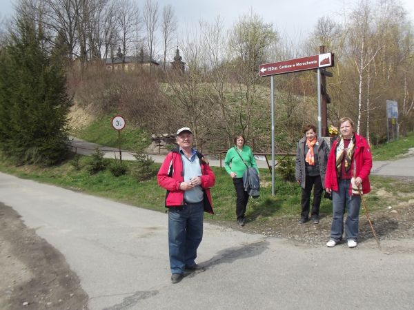 na wzgórzu : cerkiew w Morochowie - i tu mamy oznaczenie na szlaku, dalej widzimy plansze z cennymi informacjami a przy dróżce krzyż drewniany stoi, prawosławny