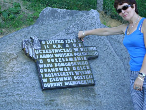 Tablica upamiętniająca przełamanie Wału Pomorskiego w Golcach przy szosie.