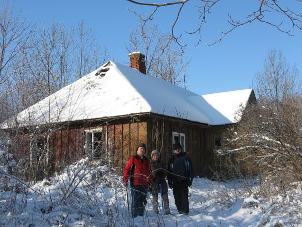 W pobliżu Przełęczy Nowiny w odosobnionym gospodarstwie Królikowskich w czasie II wojny światowej działała zakonspirowana noclegownia - punkt przerzutowy na Węg