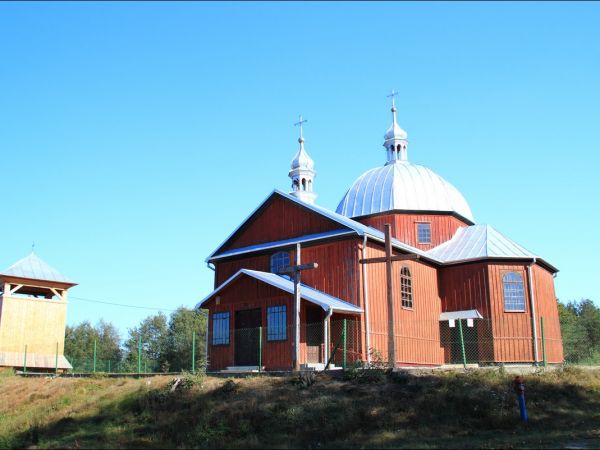 Dawna cerkiew greckokatolicka pw. św. Dymitra Męczennika, wzniesiona w 1904 r. w miejscu poprzedniej; po 1946 r. kaplica rzymskokatolicka pw. św. Wawrzyńca.