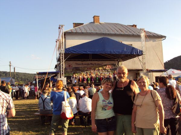 "Święto Kultury nad Osławą" - coroczny festiwal folkloru łemkowskiego i bojkowskiego, na estradzie miejscowy Zespół Pieśni i Tańca "Osławiany", występuje od 40-