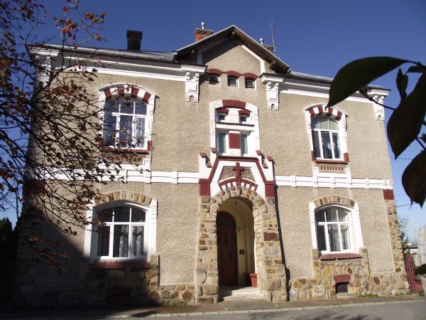 "Wikarówka" - kamienica zbudowana w 1906r., portal z umieszczonymi po bokach kamiennymi tarczami herbowymi oraz zagadkowe znaki na innych kamieniach, jako mater