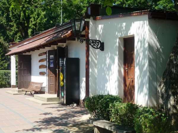 Bogate i różnorodne Muzeum Kolei Wąskotorowej . Jedyna na ziemiach polskich o rozstawie szyn tylko 60 cm. Budynki stacyjne jak z bajki.