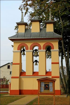 Drewniany kościół parafialny p.w. Matki Boskiej Śnieżnej , zbudowany w 1919 roku wg. projektu inż.arch. Kazimierza Osińskiego. Dzwonnica.
