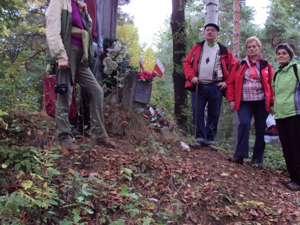 przy krzyżu postawionym przez "Solidarność Wiejską Wsi Mrzygłód" w 1983r. celem uczczenia 190 rocznicy Konstytucji 3-go Maja.