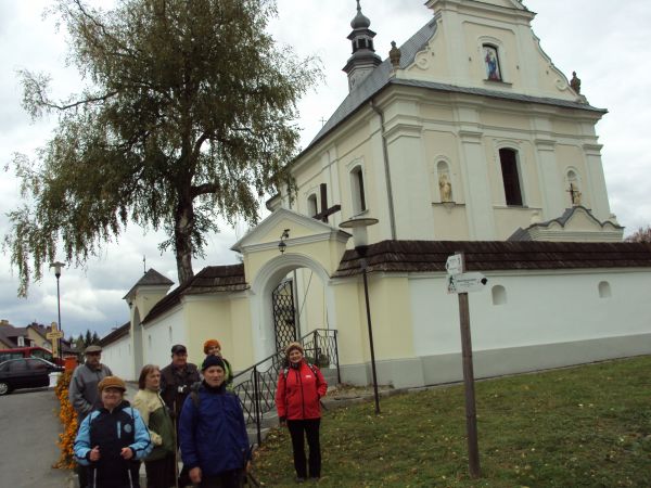 przed: kościół parafialny z 1757r. z oddzielnie stojącą dzwonnicą, otoczony obronnym murem z widocznymi otworami strzelniczymi, w ściętych narożnikach - bramki.