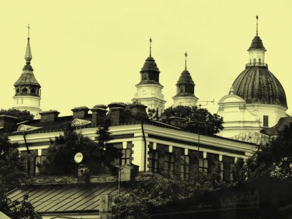 Bazylika, poniżej budynek PWSZ