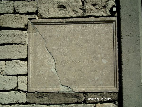 tablice okolicznościowe na dzwonnicy kościoła św.Apostołów Piotra i Pawła