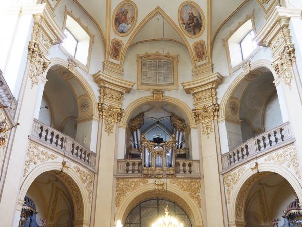 wnętrze świątyni - widok z nawy na prospekt organowy i chór.