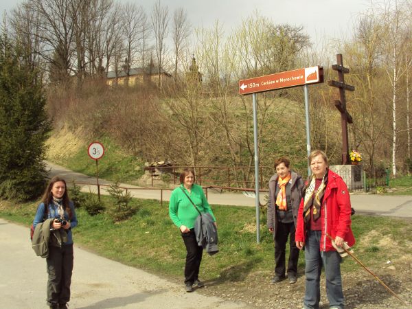 jesteśmy na "Szlaku ikon - doliną Osławy" - są cerkwie drewniane lub murowane, niektóre w lepszym stanie jako obiekty ale i takie, co wymagają / upraszają się o