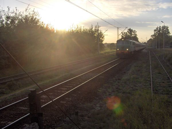 Wyjazd pociągu w kierunku Olsztyna,  widok na perony stacji Gamerki Wlk.