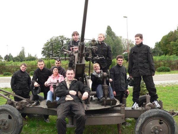 Wspólne zdjęcie przed paintballową bitwą w Parku Militarnym w Krężnicy Jarej