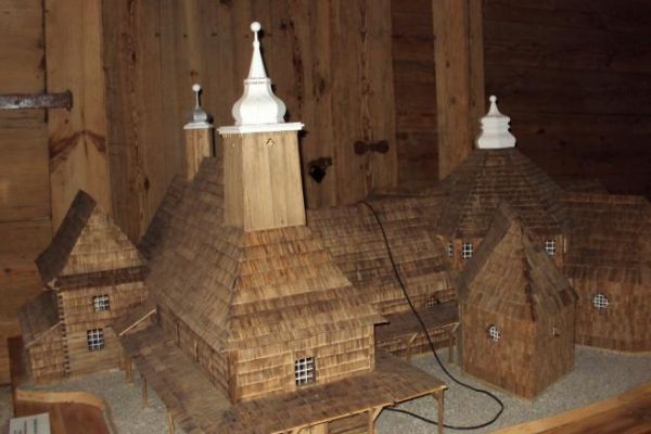 i tu mamy widok pełny - to "olecka róża zaklęta w drewnie" - makieta, wiele wyjaśnia : po lewej stary kościółek, opleciony tzw. sobotami tj. podcieniami chronią