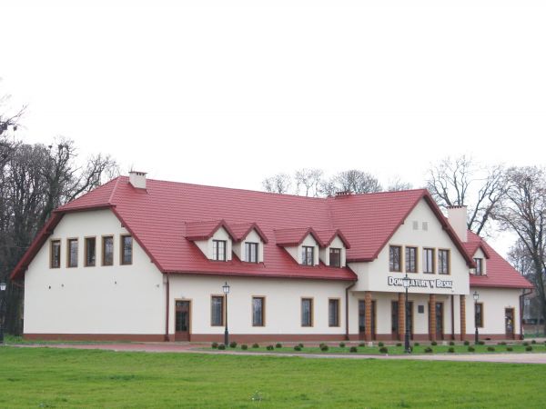 Dom Kultury - nowo wybudowany, rewitalizacja zabytkowego Parku Podworskiego ma podkreślić klimat i być miejscem wypoczynku oraz rekreacji dla mieszkańców.