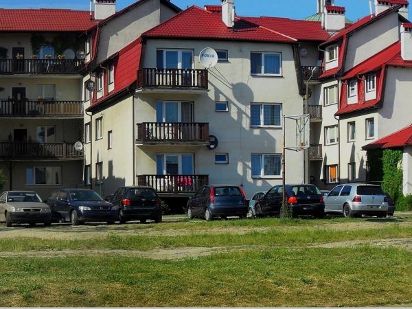 Panorama domów z czerwonymi dachami przy ulicy Kopernika