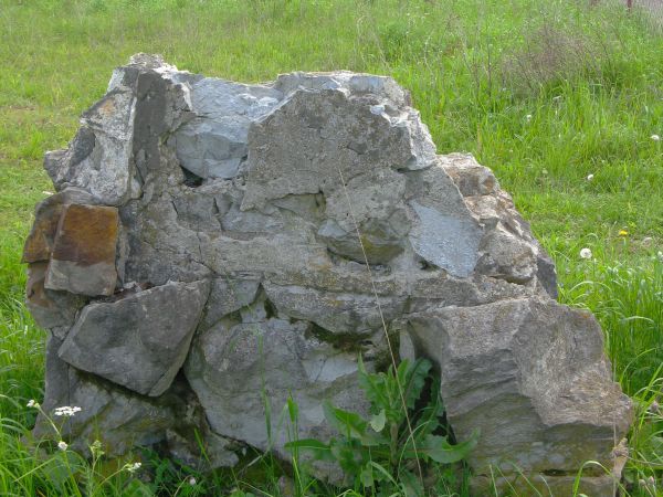 na górnym krańcu wsi, przy rozstaju dróg: pamiątkowy głaz, ustawiony w 1976r. a na nim była tablica z napisem: "Rok 1844, mieszkałem wtedy w Bereźnicy, którą mi