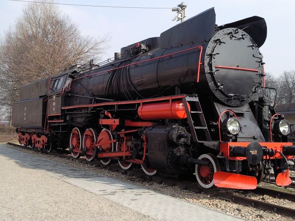 Zabytkowa lokomotywa przy dworcu PKP w Sosnowcu