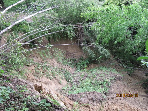 Usuwisko w Bednarce. Górki Tutków wyrównują potok.