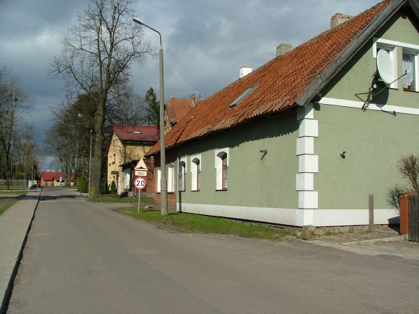 Tu mieszkali p. Kozakiewiczowie i koleżanka z młodszej klasy,kórą pozdrawiam (dane z 1964 r).