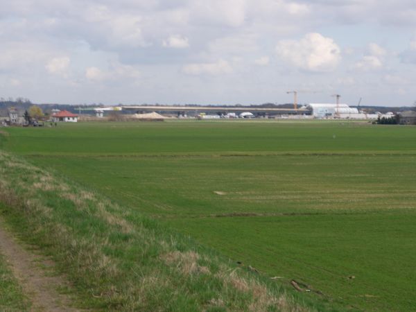 W oddali budowa autostrady Północ - Południe.