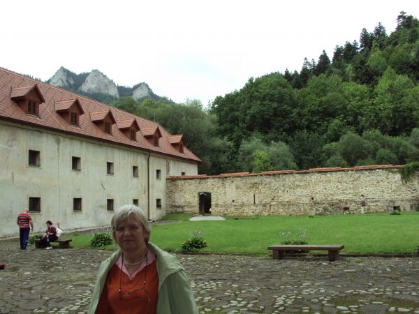 w zespole Czerwonego Klasztoru /kolor pochodzi od użytej dachówki/. W 1319r. w tym miejscu powstał klasztor kontemplacyjnego zgromadzenia kartuzów, który potem