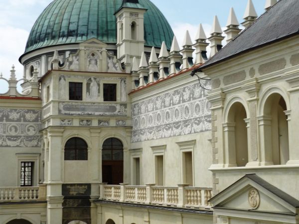 Jedna z najpiękniejszych rezydencji pałacowych w Polsce. Położona 10 km na południe od Przemyśla.  Zamek - pałac powstał w XVI wieku.  Przez kolejne lata rozbud