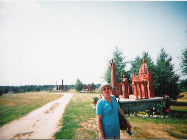 Stacje Drogi Krzyżowej /w budowie/ - przy Sanktuarium św. Ojca Pio. W 1968r. 22 września - w klasztorze w San Giovanni Rotonto, umierał jeden z najsłynniejszych