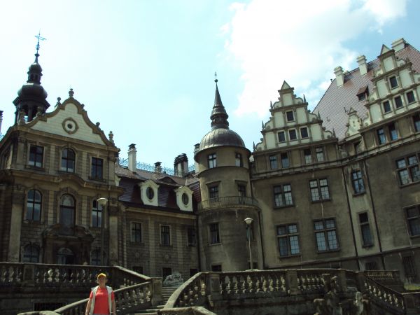 przed pałacem - tu częste sesje zdjęciowe par nowożeńców, w bajecznych sceneriach - baśniowych klimatach.