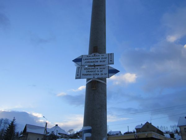 Drogowskazy turystyczne przy stacji PKP