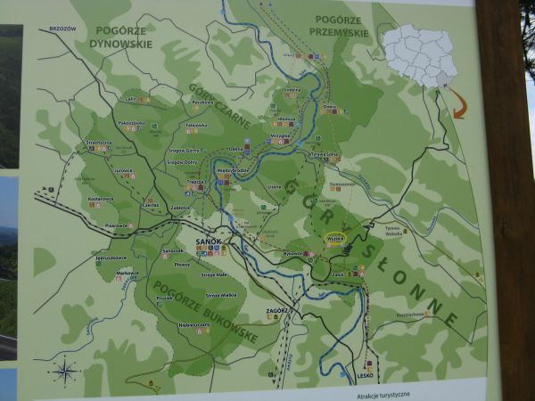 w centrum wsi  /nie przy głównej trasie !/, przy nowo wyposażonym i urządzonym placu zabaw dla dzieci - jest witacz a na nim mapa i to stanowi i świadczy o powa