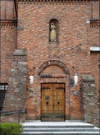 Muzeum Diecezjalne prezentujące kulturę artystyczną Mazowsza, sztukę starożytną, militaria, malarstwo, numizmatykę.