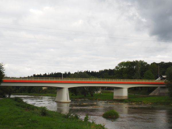 most nad rzeką Osławą, droga prowadzi w Bieszczady, za mostem po prawej Osiedle Zasław - tam był podczas okupacji obóz żydowski, stąd po ok. 2 km rzeka ta zasil