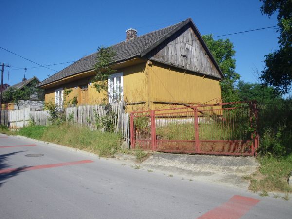 Jeszcze można spotkać takie chałupki