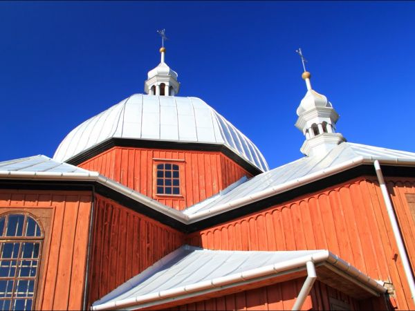 Dawna cerkiew greckokatolicka pw. św. Dymitra Męczennika, wzniesiona w 1904 r. w miejscu poprzedniej; po 1946 r. kaplica rzymskokatolicka pw. św. Wawrzyńca.