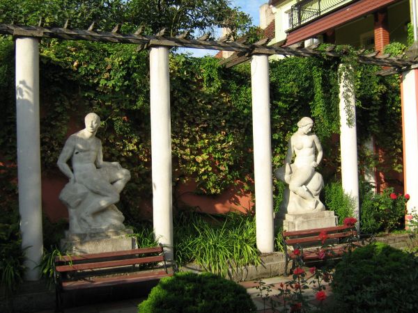 Wolsztyn. rzeźby w ogrodzie przy Muzeum Marcina Rożka.