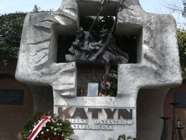 Obok wspomnianego kościoła pomnik Ofiar Katynia.