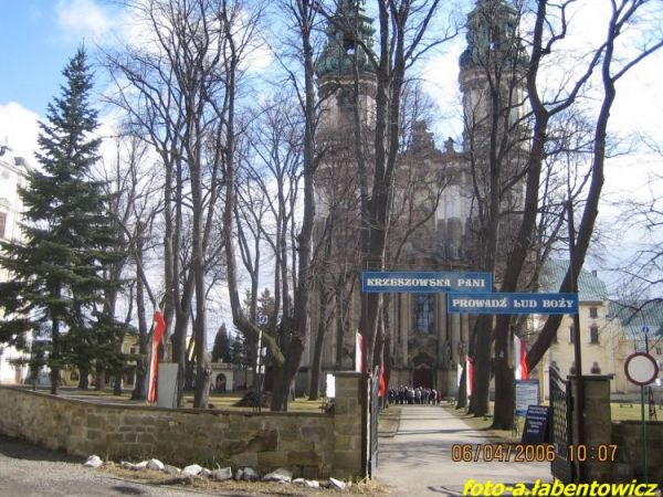 Widok placu kościelnego, który przypomina park. Aleja na wprost bramy głównej prowadzi do głównego wejścia Bazyliki (portal główny).