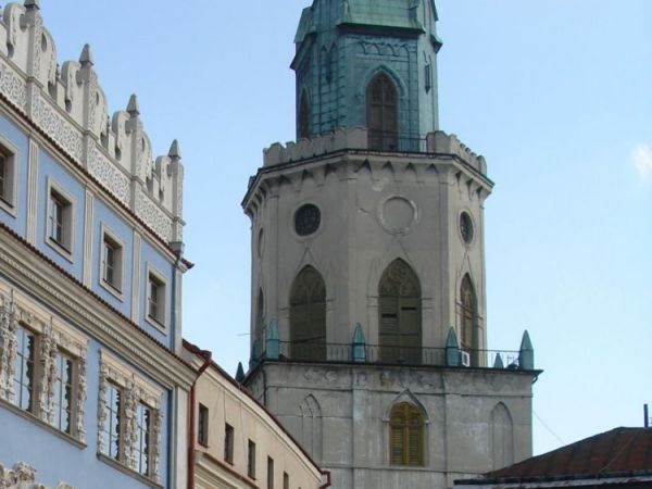 Wieza Trynitarska od strony Rynku. Wieża Trynitarska wchodziła w skład zabudowań kolegium jezuickiego.  W roku 1627 podwyższono ją i przeznaczono na dzwonnicę.