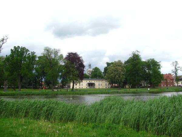 Park Miejski im. Opalińskich - widok przez staw na Dwór Heydrów (ob. Muzeum Ziemi Grodziskiej)
