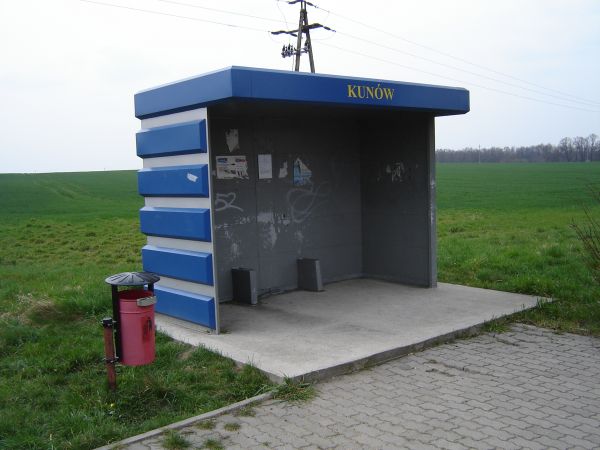 Przystanek autobusowy.