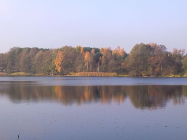 Piękna jesień nad jeziorem Szczekarzewo