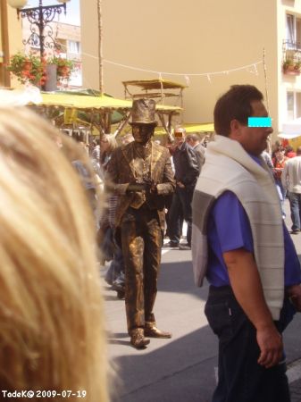 Rynek miasta - scenka rodzajowa w czasie Lata Agatowego - występ magiczny