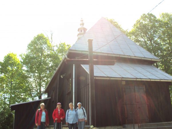 grupa turystyczna UTW z Sanoka - na dziedzińcu przycerkiewnym.