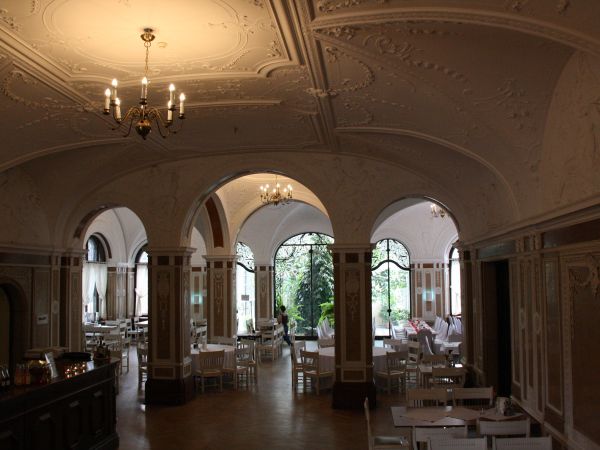 komnata bankietowa - tam dziś przyjęcia weselne itp. /pewnie zaraz zapytanie będzie w komentarzach : jaki procent od utargów biorę od reklamy ? - idiotyzm ! głu