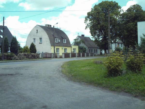 Interesujące rozwiązanie (forma)dachu.
ul. Dworcowa.