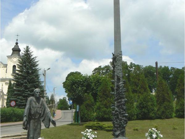 pomnik przedstawiający św. Jana z Dukli - przy krzyżu wzniesionym na chwałę ustanowienia sanktuarium w świątyni klasztornej oo. bernardynów.