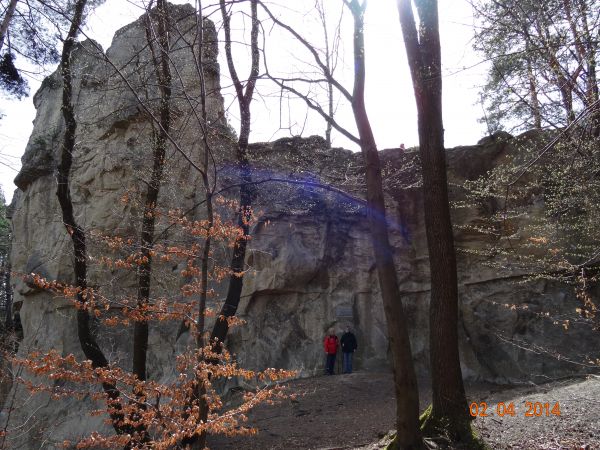 n/z przy tablicy a na niej fragment z pamiętnika pt. "Trzy po trzy" Aleksandra Fredry. O kamieniu tym pisał też m.in. Wincenty Pol, Oscar Kolberg.
