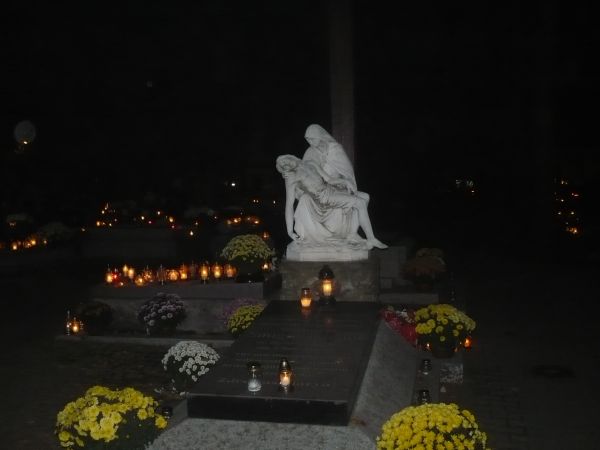 Zdjęcie zrobione 02.11.2015r na cmentarzu przy ul.Limanowskiego,pięknie prezentuje się pieta pod Krzyżem.