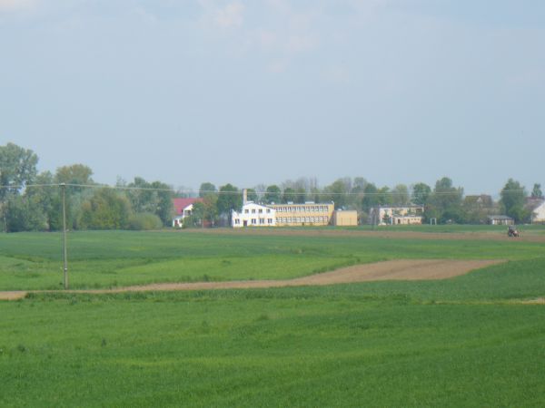 Szeroka panorama   Brzostkowa - widok z wału wiślanego ,  co ciekawe jedynego wzniesienia na  rozległej równinie   niczym amerykańskie prerie na westernie . Na